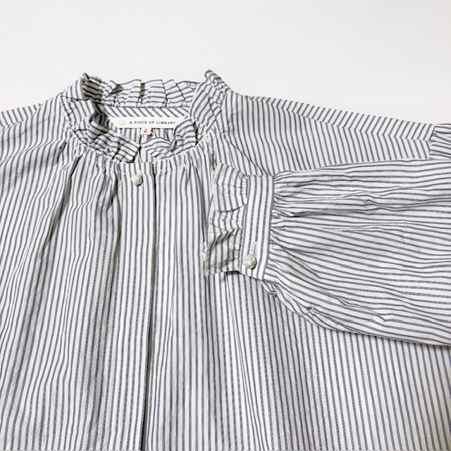 A PIECE OF LIBRARY タイプライターストライプブリーズラインフリルブラウス