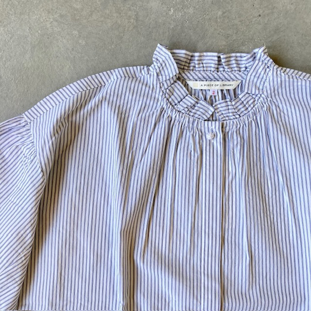 A PIECE OF LIBRARY タイプライターストライプ ブリーズラインフリルブラウス