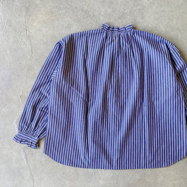 A PIECE OF LIBRARY タイプライターストライプ ブリーズラインフリルブラウス