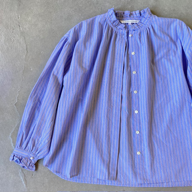 A PIECE OF LIBRARY タイプライターストライプ ブリーズラインフリルブラウス