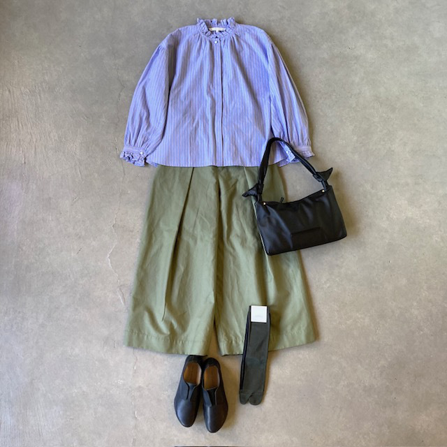 A PIECE OF LIBRARY タイプライターストライプ ブリーズラインフリルブラウス