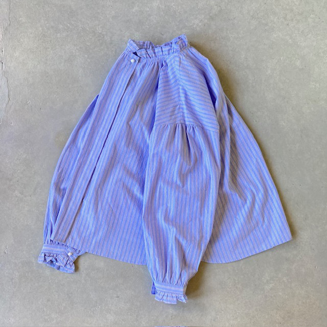 A PIECE OF LIBRARY タイプライターストライプ ブリーズラインフリルブラウス