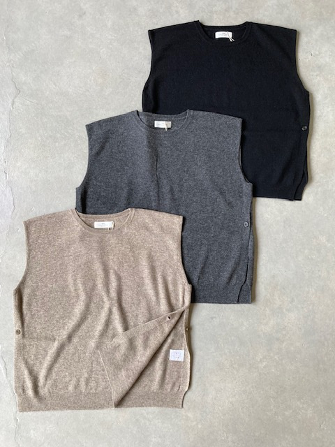 SOIL 12GG 1PLY PLAIN STICH WOOL NYLONCREW-NECK VEST with SIDE BOUTTON