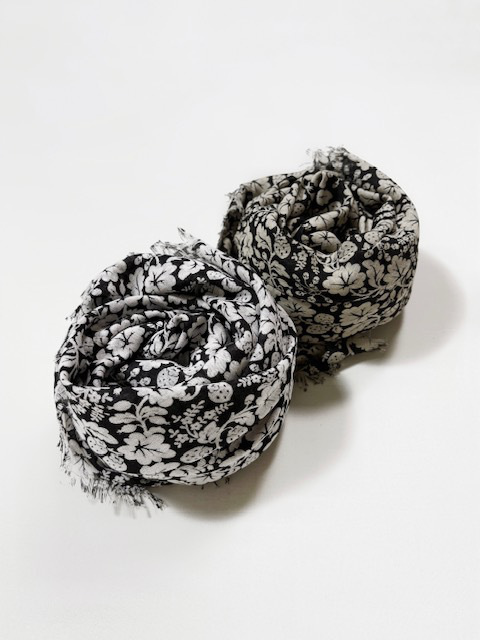 R&D.M.Co- (OLDMAN’S TAILOR)  WILD BERRY GAUZE SHAWL