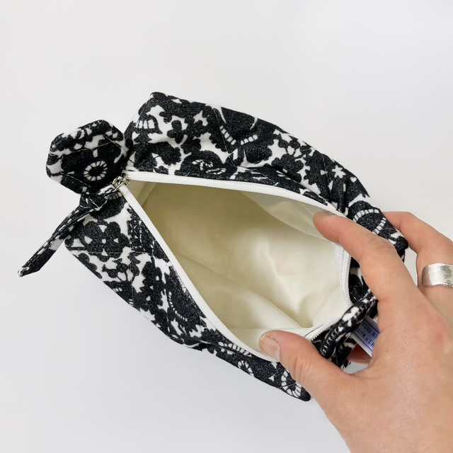 R&D.M.Co- (OLDMAN'S TAILOR) MONO TRICK PRINT QUILTING POUCH (S)