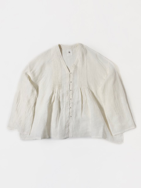 maison de soi YARN DYE AUTO LOOM 60s LINEN PLAIN V-NECK FRONT OPENING BLOUSEwith MINI PINTUCK