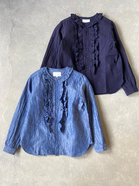 A PIECE OF LIBRARY コットンリネンインディゴシャンブレー コロニアルフリルブラウス
