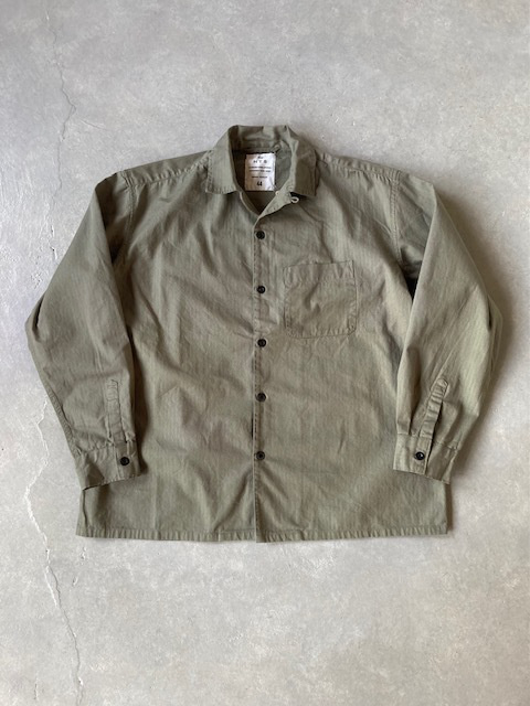 HTS (HARROW TOWN STORES) COTTON HERRINGBONE WASH ONE-UP COLLAR SHIRT