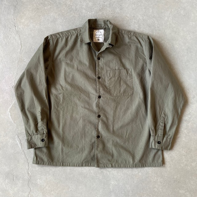 HTS (HARROW TOWN STORES) COTTON HERRINGBONE WASH ONE-UP COLLAR SHIRT