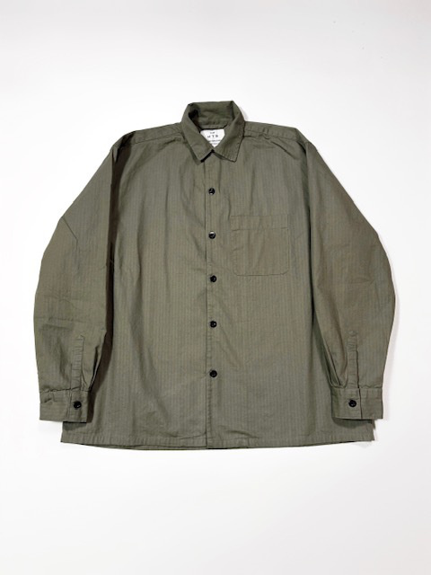 HTS (HARROW TOWN STORES)  COTTON HERRINGBONE WASH  ONE-UP COLLAR SHIRT