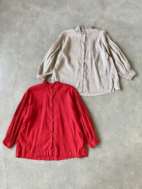maison de soil 60s AUTOLOOM LINEN COTTON PLAINOVERDYE FRILL COLLAR SHIRTSwith MINI PINTUCK